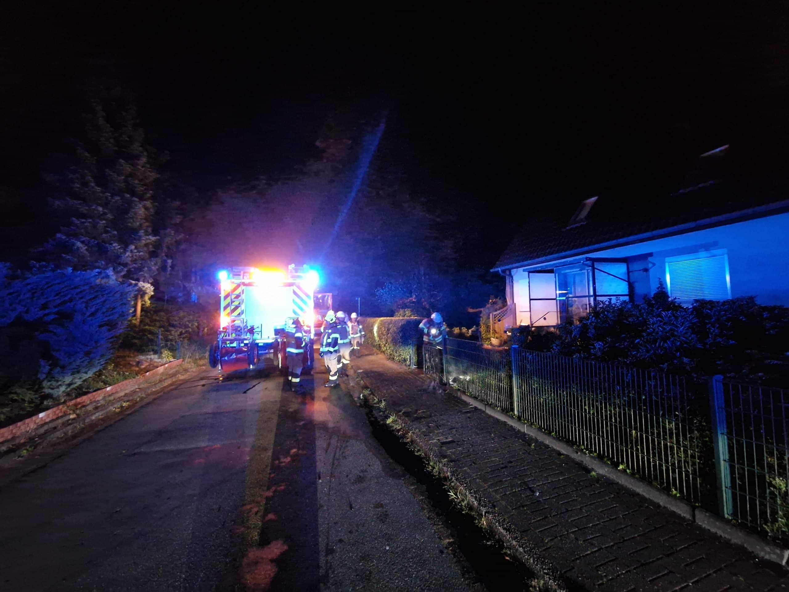 Papiertonne brennt in Vorgarten